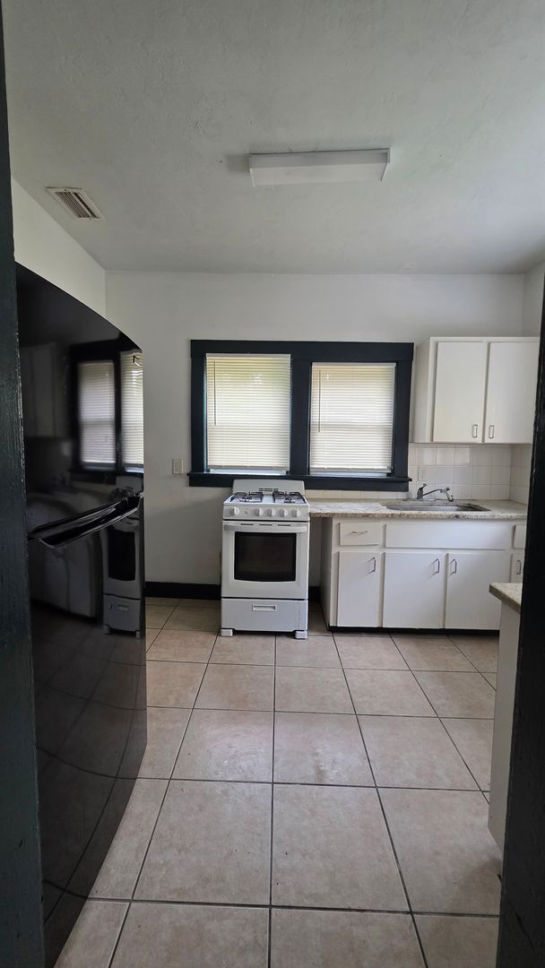 Building Photo - 2 Bedroom 1 Bath Cottage