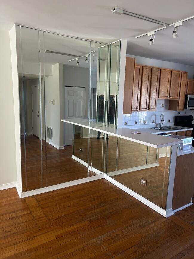 Building Photo - 6850 S Dante Ave