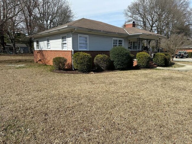 Building Photo - Charming 3BR Home Near Duke Regional – Mov...