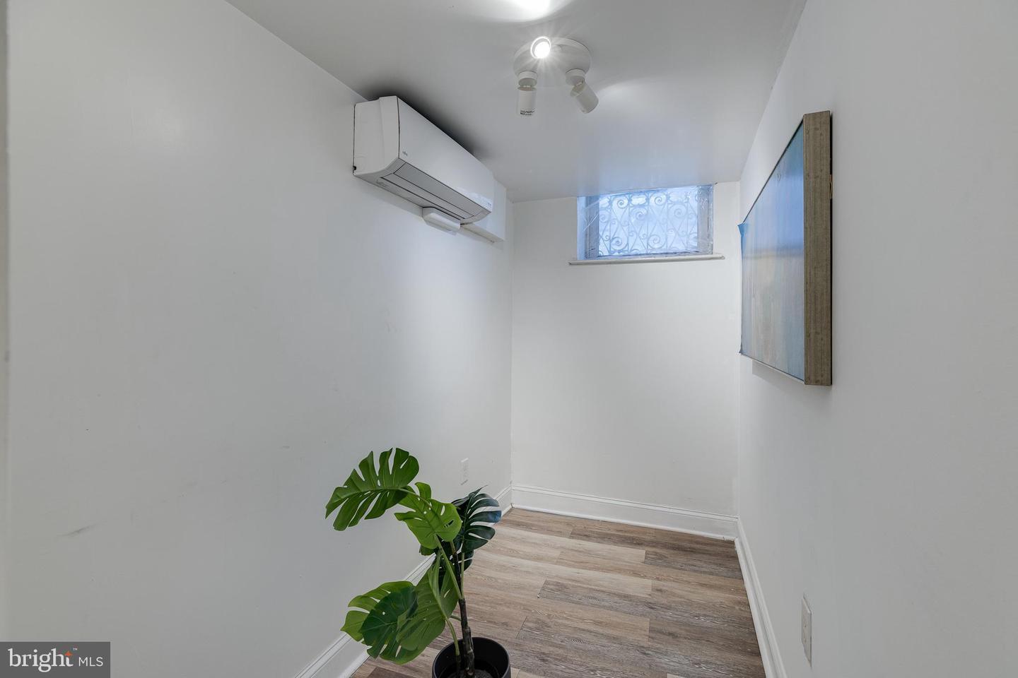 Den - 2134 Spruce St
