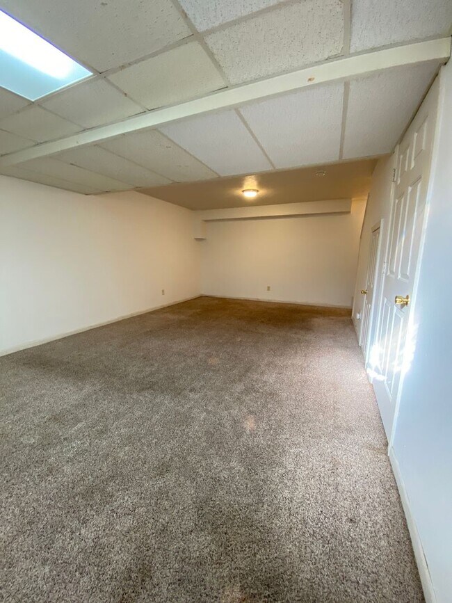 Building Photo - 3 Bedroom Duplex in Elkhart - HOUSING VOUC...