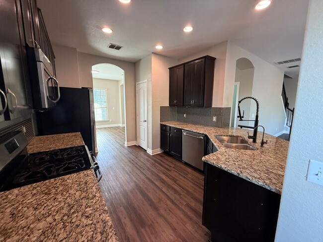 Building Photo - New Braunfels Gem!