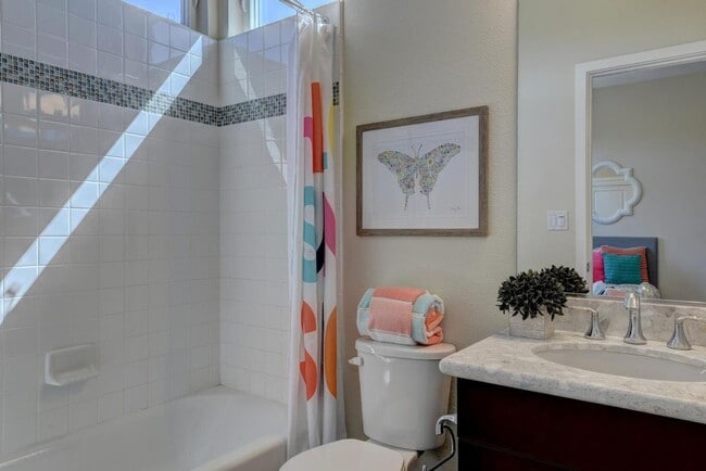 Building Photo - Exceptional End-Unit Townhome in Sterling ...