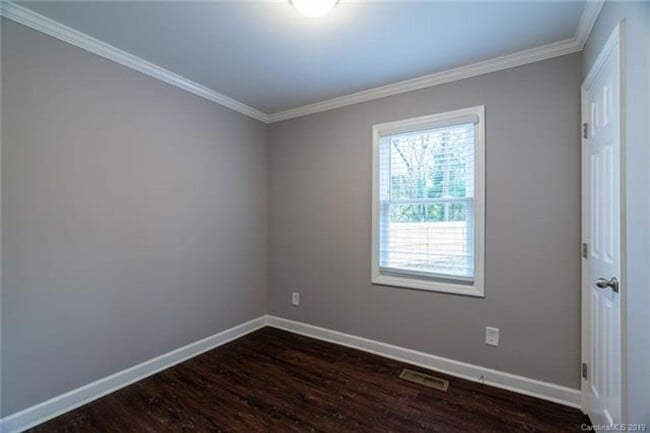 Building Photo - Two Bedroom Duplex Great Features and Comf...