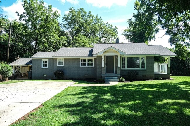 Primary Photo - Charming 3/2.5 House with Lawn Care included!