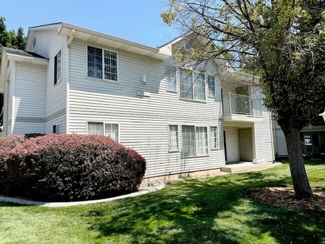 Building Photo - Fully renovated apartment in 2024 coming soon!