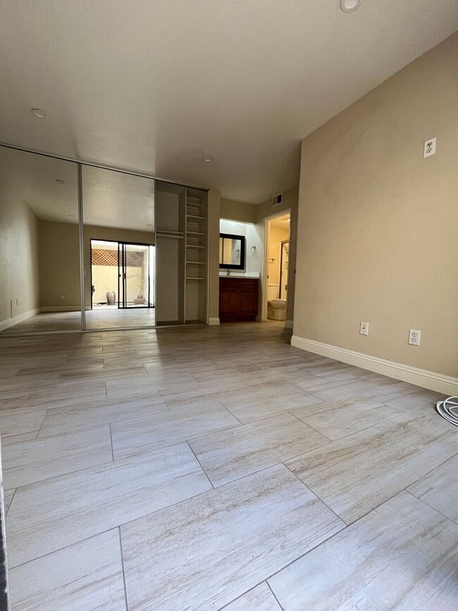 Building Photo - BEAUTIFULLY UPGRADED 1 STORY CONDO