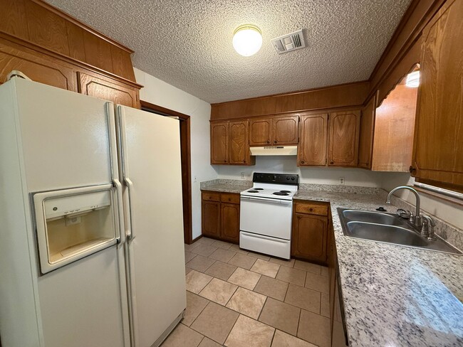 Building Photo - Three Bedroom, 2 Bath large Yard