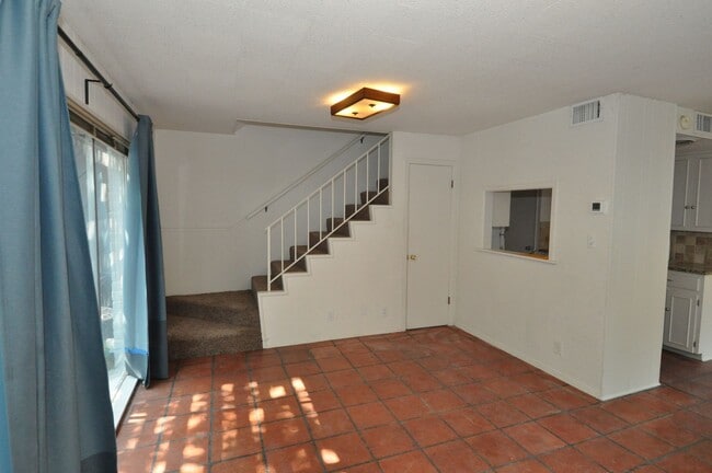 Building Photo - LOCATION! RENOVATED BATHROOM!