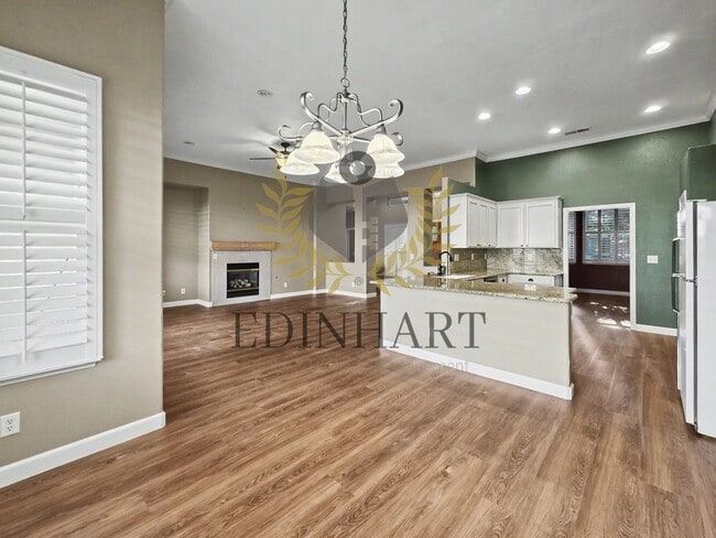 Building Photo - 818 S Apple Ave