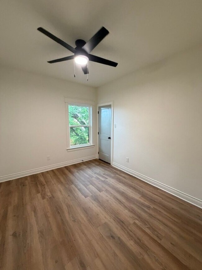 Building Photo - 305 Live Oak St