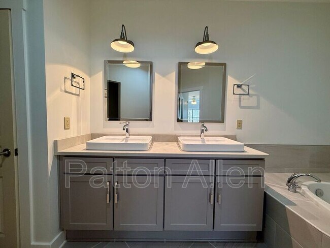 Building Photo - 9 Kenilworth Knl