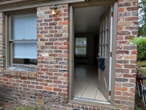 Building Photo - 1 bedroom 1 bath available in the City of Williamsburg! Available Now!