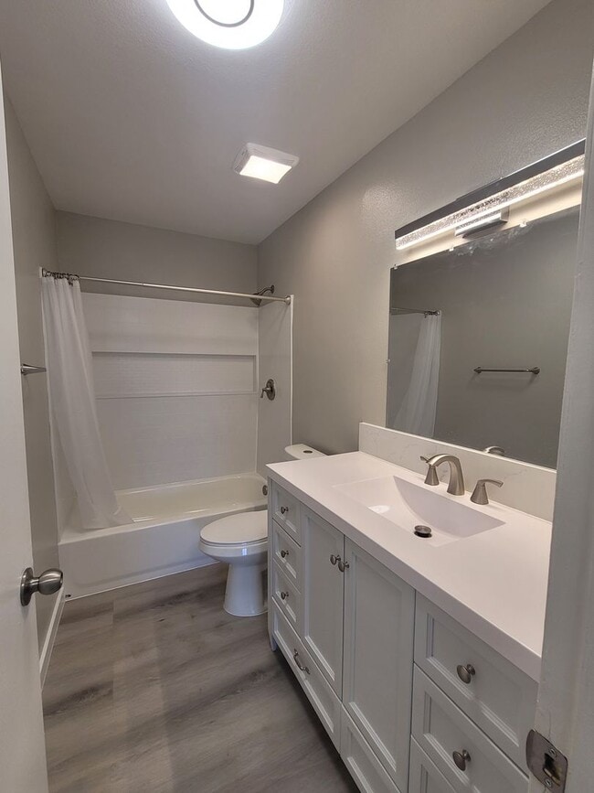 Building Photo - Peppertree Ventura Upper level 2+1 Condo w/ garage $2500