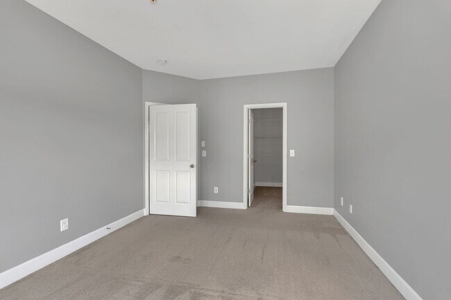 Building Photo - Stylish Condo with Balcony Views in South Nashville