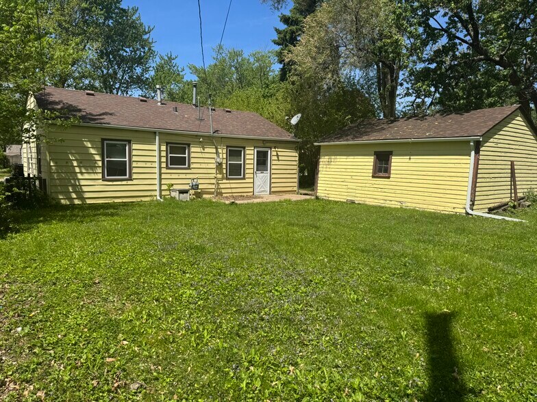 Building Photo - 7115 N Oak St