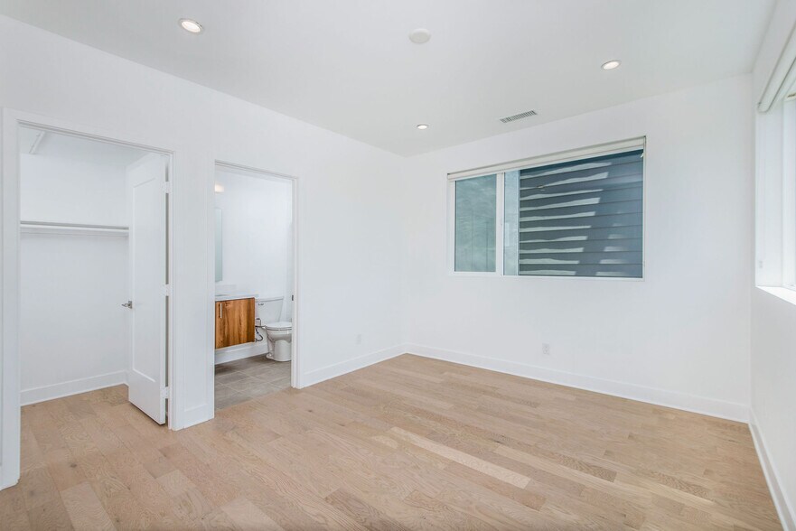 Building Photo - 857 1/2 Hyperion Ave