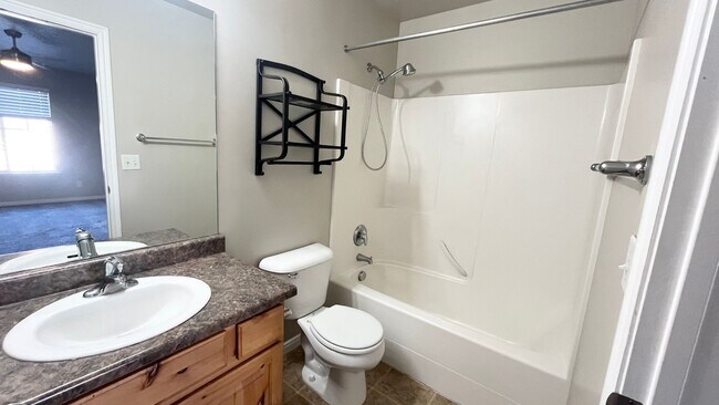 Building Photo - 3 Bedroom/2.5 Bathroom Townhome in Riverton