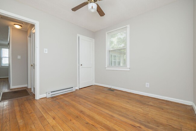 Building Photo - Freshly Renovated 2-Bedroom Home in Quiet ...
