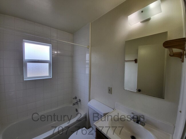 Building Photo - Clean Eastside Petaluma Home - 3BD/2BA ~132 Maria Drive