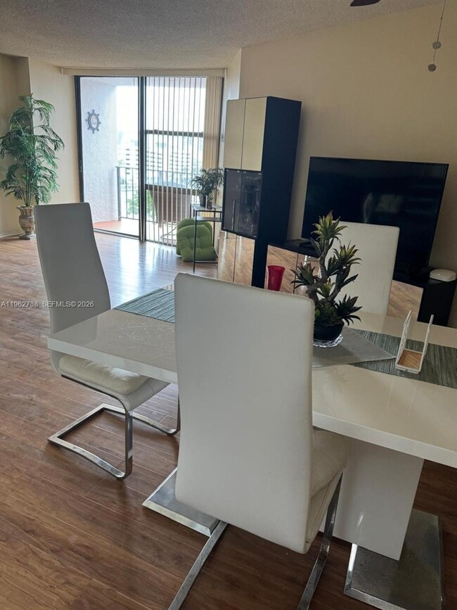 Building Photo - 800 Parkview Dr