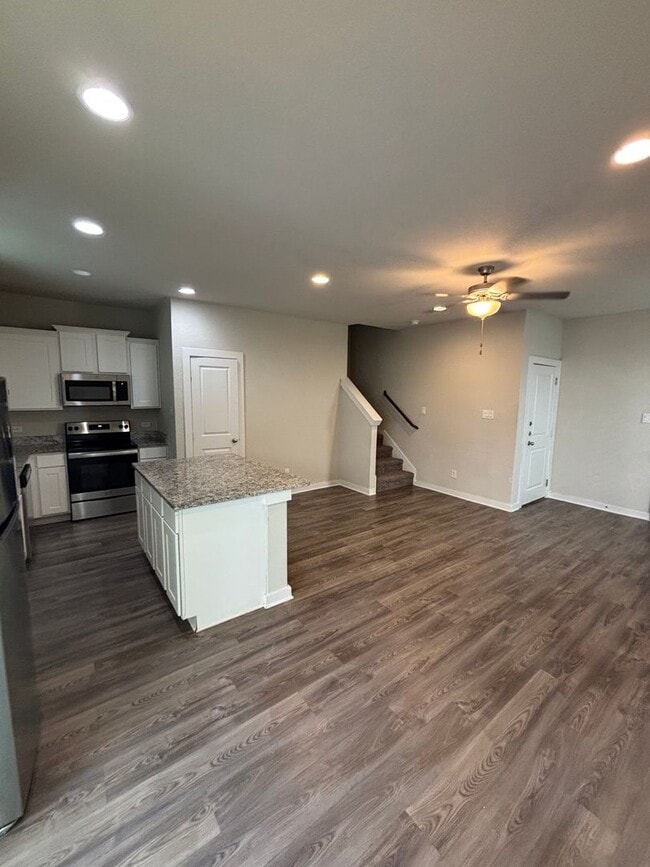 Building Photo - Lovely Townhome NW SA