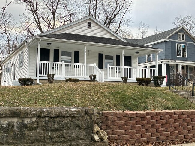 Building Photo - 705 S J St