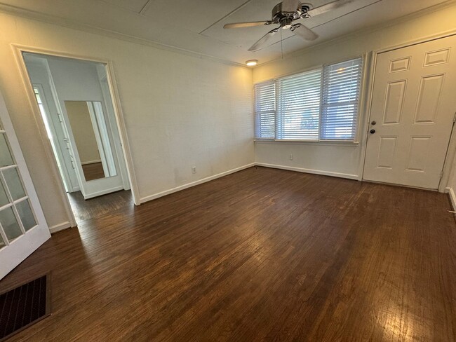 Building Photo - Adorable two bedroom one bathroom home loc...