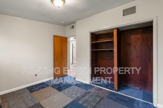 Building Photo - 6452 Evergreen Blvd