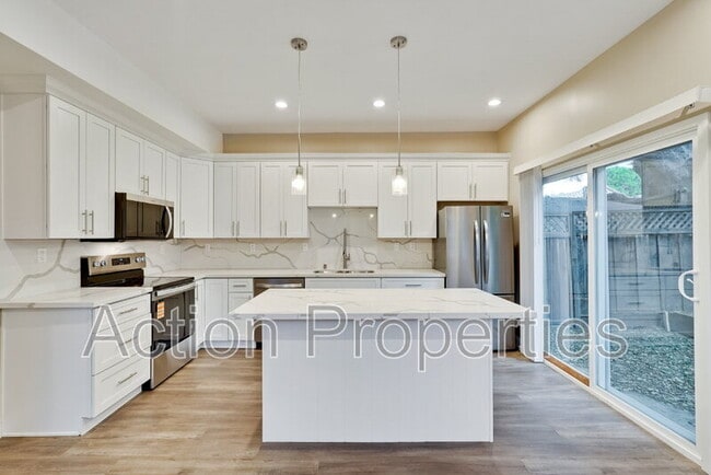 Building Photo - 681 S 13th St