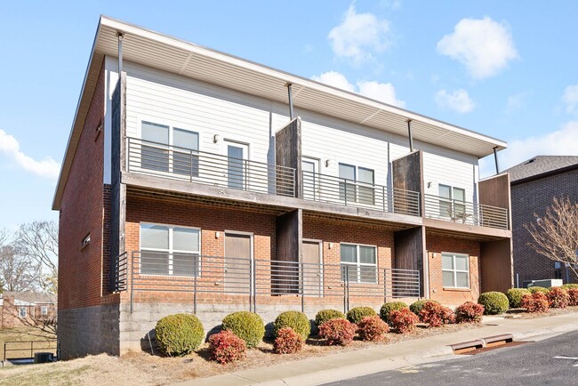 Building Photo - Large 2 Bedroom Condo For Rent Near Downtown Clarksville!