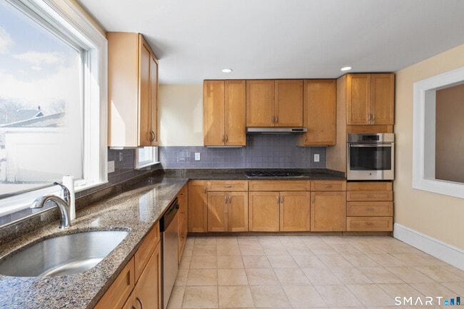 Building Photo - 1955 Chapel St