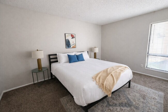 Building Photo - 505 N Rock Rd