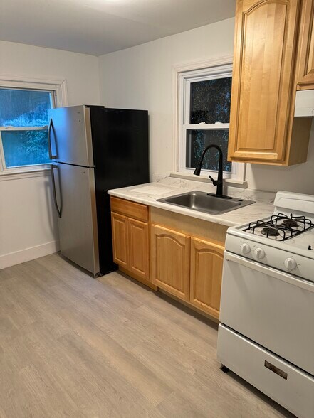 Primary Photo - 92 Maple Ave