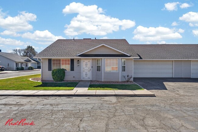 Building Photo - Gorgeous Bedroom Townhome in Prime Location