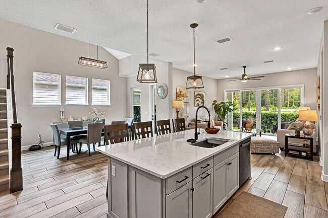 Building Photo - Like New Luxury Home For Rent In St. John County.