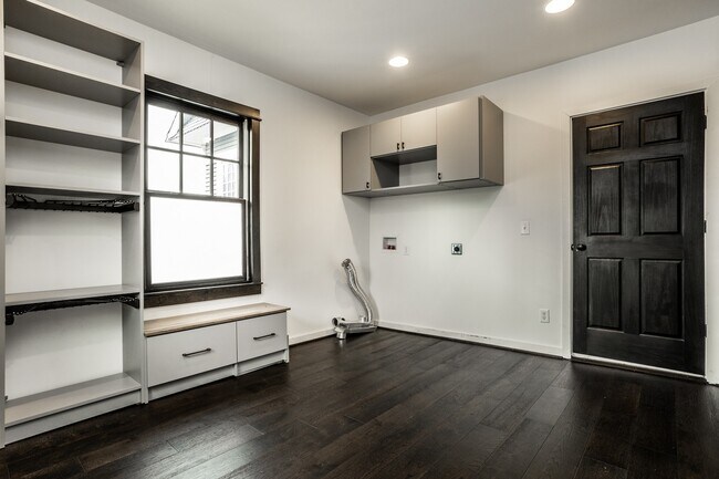 Building Photo - 414 E 17th St
