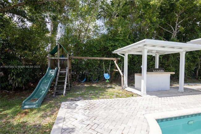 Building Photo - 413 Tamarind Dr