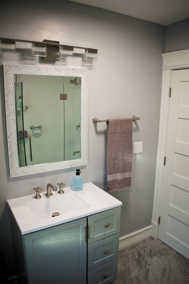 Building Photo - 838 E Washington St