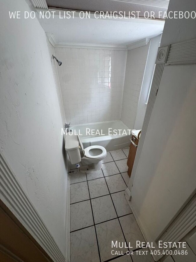 Building Photo - 6908 1/2 NW 42nd Street-Upstairs