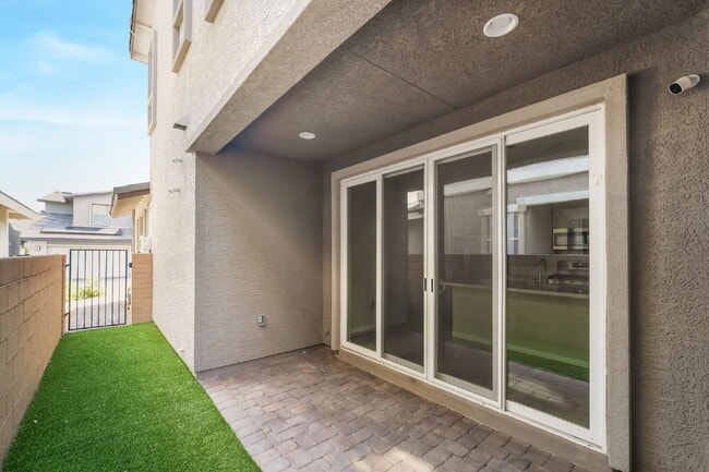 Building Photo - 3 Bedroom Townhome for Rent in Cadence Henderson | Solar Home | Master-Planned Community Near Las...
