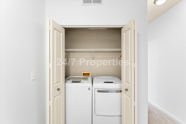 Building Photo - 3 BD I 2.5 BA Beaverton Townhome