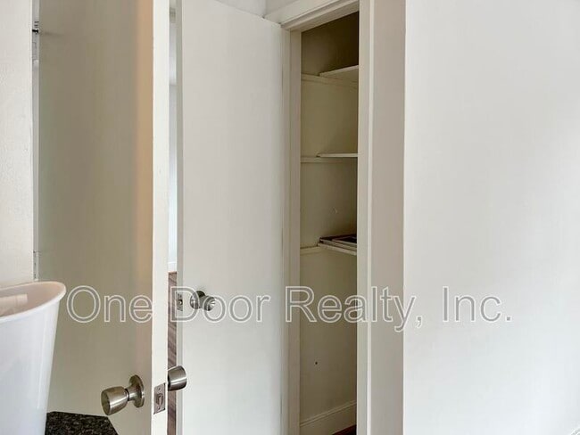 Building Photo - 732 Scotland St