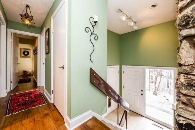 Building Photo - 9431 Dunewood Dr