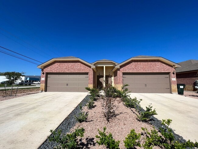 Building Photo - Luxury 3/2 Duplex in Seguin, Texas