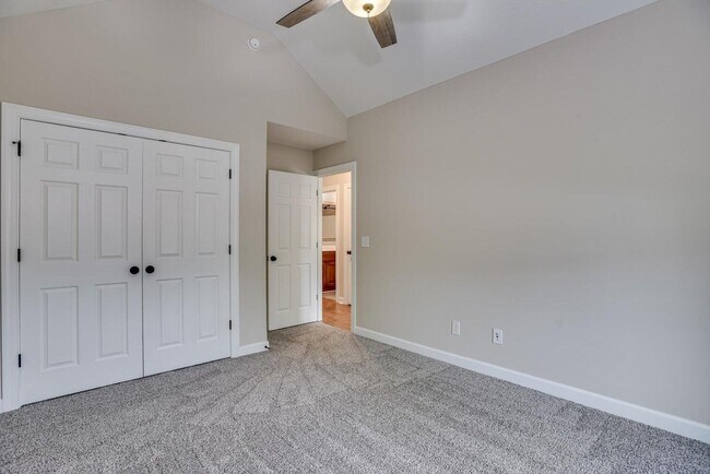 Building Photo - 233 Carlow Dr