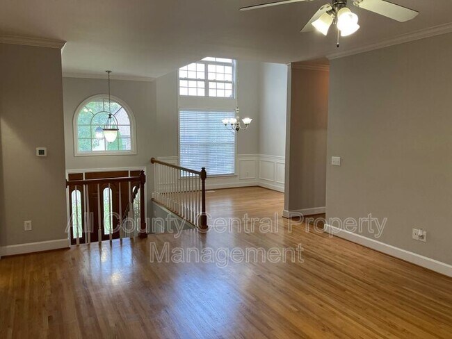 Building Photo - 710 Small Lake Dr