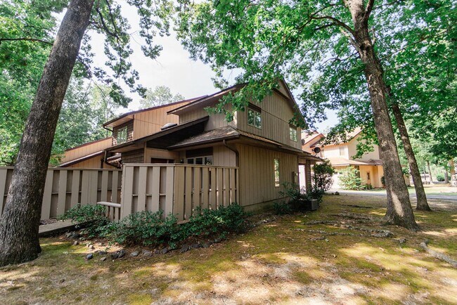 Building Photo - This newly remodeled house is the perfect cozy place to call home. It is 2 bed, 1.5 bath and pet ...
