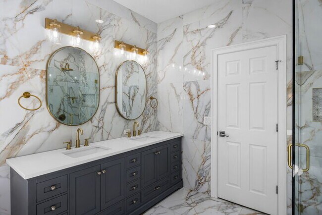 Building Photo - Fully Remodeled 5/4 Art Deco-Inspired Home...