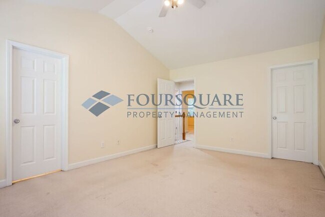Building Photo - Spacious End-Unit 3-Bed Townhome with Back...